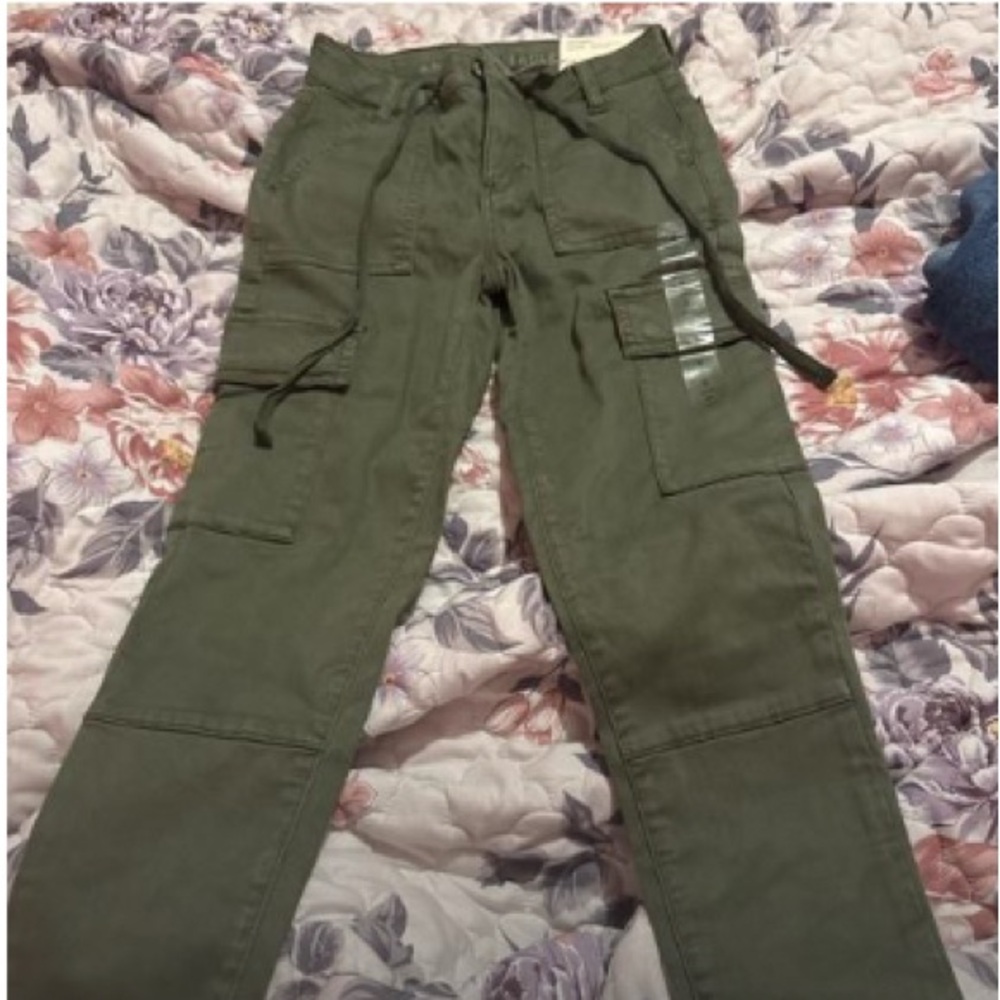 American Eagle Outfitters Green Cargo Pants with Utilitarian Design